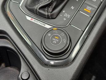 Volkswagen Tiguan 2.0 TDI R-Line DSG 4Motion Euro 6 (s/s) 5dr