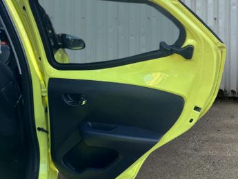Toyota AYGO 1.0 VVT-i x-cite 3 Yellow Bi-Tone Hatchback 5dr Petrol x-shift E