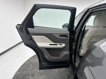 Jaguar F-PACE 2.0 D180 Portfolio SUV 5dr Diesel Auto AWD Euro 6 (s/s) (180 ps)