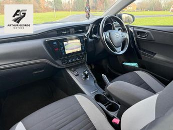 Toyota Auris 1.8 VVT-h Design Hatchback 5dr Petrol Hybrid CVT Euro 6 (s/s) (1