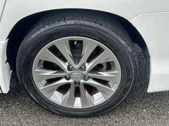 Toyota Alphard 2010 TOYOTA ALPHARD 2.4 Automatic Petrol White 5dr