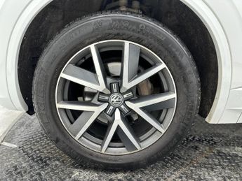 Volkswagen Touareg 3.0 TDI V6 R-Line SUV 5dr Diesel Tiptronic 4Motion Euro 6 (s/s) 