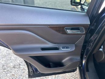 Jaguar F-PACE 2.0 D180 Portfolio SUV 5dr Diesel Auto AWD Euro 6 (s/s) (180 ps)