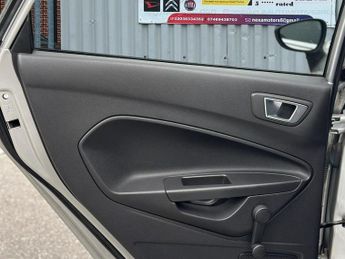 Ford Fiesta 1.6 Titanium Hatchback 5dr Petrol Powershift Euro 5 (105 ps)