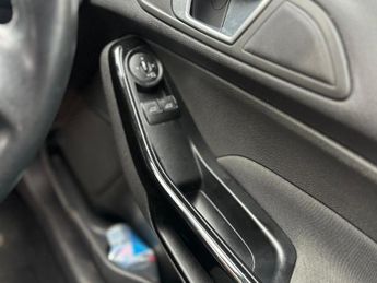 Ford Fiesta 1.6 Titanium Hatchback 5dr Petrol Powershift Euro 5 (105 ps)