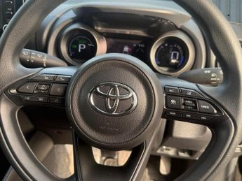 Toyota Yaris 1.5 VVT-h Design Hatchback 5dr Petrol Hybrid E-CVT Euro 6 (s/s) 