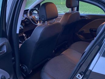 Ford Focus 1.6 TDCi Zetec Navigator Hatchback 5dr Diesel Manual Euro 5 (s/s