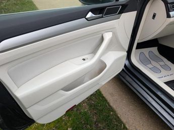 Volkswagen Passat 2.0 TDI BlueMotion Tech SE Business Saloon 4dr Diesel DSG Euro 6