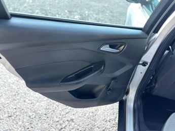 Ford Focus 1.6 Zetec Hatchback 5dr Petrol Powershift Euro 5 (125 ps)