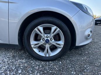 Ford Focus 1.6 Zetec Hatchback 5dr Petrol Powershift Euro 5 (125 ps)