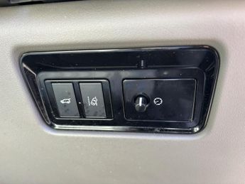 Jaguar F-PACE 2.0 D180 Portfolio SUV 5dr Diesel Auto AWD Euro 6 (s/s) (180 ps)