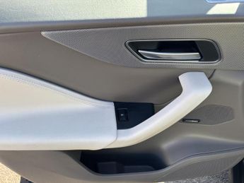 Jaguar F-PACE 2.0 D180 Portfolio SUV 5dr Diesel Auto AWD Euro 6 (s/s) (180 ps)