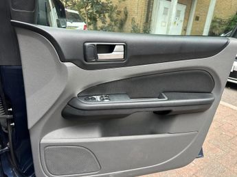Ford Focus 1.6 Zetec Hatchback 5dr Petrol Automatic (184 g/km, 99 bhp)