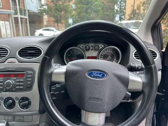 Ford Focus 1.6 Zetec Hatchback 5dr Petrol Automatic (184 g/km, 99 bhp)