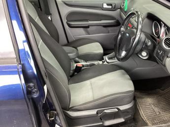 Ford Focus 1.6 Zetec Hatchback 5dr Petrol Automatic (184 g/km, 99 bhp)