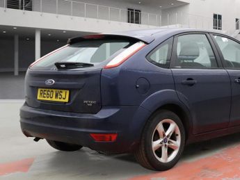Ford Focus 1.6 Zetec Hatchback 5dr Petrol Automatic (184 g/km, 99 bhp)