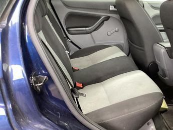 Ford Focus 1.6 Zetec Hatchback 5dr Petrol Automatic (184 g/km, 99 bhp)
