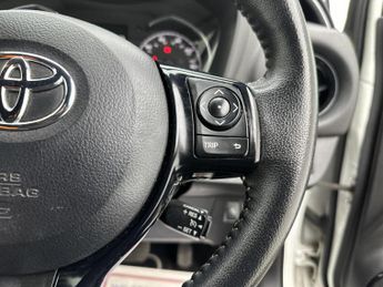 Toyota Yaris 1.5 VVT-h Blue Bi-Tone Hatchback 5dr Petrol Hybrid E-CVT Euro 6 