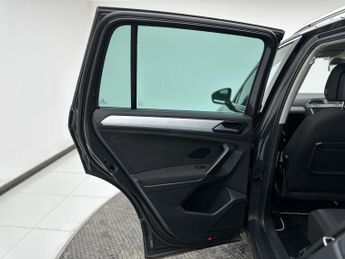 Volkswagen Tiguan 2.0 TDI SE Navigation SUV 5dr Diesel DSG 4Motion Euro 6 (s/s) (1