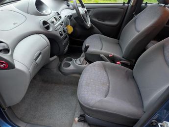 Toyota Yaris 1.0 VVT-i Colour Collection Hatchback 5dr Petrol Manual (137 g/k
