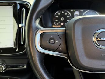 Volvo XC40 2.0 D3 Momentum SUV 5dr Diesel Auto Euro 6 (s/s) (150 ps)