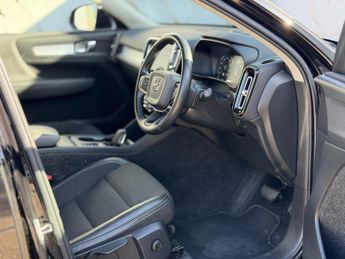 Volvo XC40 2.0 D3 Momentum SUV 5dr Diesel Auto Euro 6 (s/s) (150 ps)