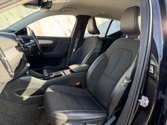 Volvo XC40 2.0 D3 Momentum SUV 5dr Diesel Auto Euro 6 (s/s) (150 ps)