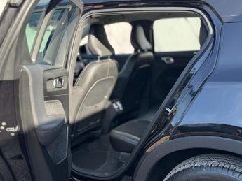 Volvo XC40 2.0 D3 Momentum SUV 5dr Diesel Auto Euro 6 (s/s) (150 ps)