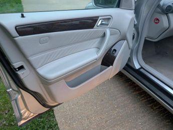 Mercedes-Benz C Class 1.8 C200 Kompressor Elegance SE Saloon 4dr Petrol Automatic (212