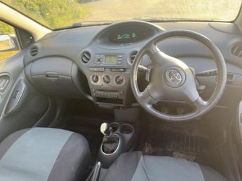 Toyota Yaris 1.3 VVT-i Colour Collection Hatchback 5dr Petrol Manual (133 g/k