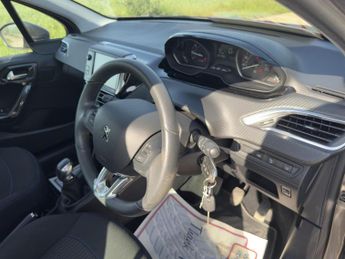 Peugeot 208 1.2 PureTech Signature Hatchback 5dr Petrol Manual Euro 6 (s/s) 