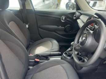 MINI Hatch 1.5 Cooper Hatchback 5dr Petrol Auto Euro 6 (s/s) (136 ps)