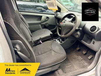 Peugeot 107 1.0 12V Urban Hatchback 3dr Petrol Manual Euro 4 (68 ps)
