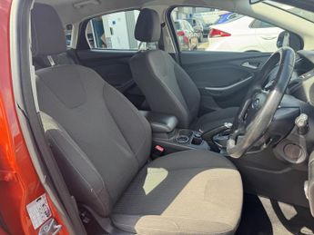Ford Focus 1.6 Titanium Hatchback 5dr Petrol Powershift Euro 5 (125 ps)