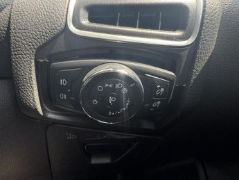 Ford Focus 1.6 Titanium Hatchback 5dr Petrol Powershift Euro 5 (125 ps)