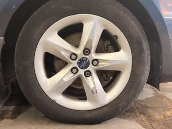 Ford Focus 1.6 Zetec Hatchback 5dr Petrol Manual (161 g/km, 99 bhp)