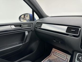 Volkswagen Touareg 3.0 TDI V6 BlueMotion Tech R-Line SUV 5dr Diesel Tiptronic 4WD E