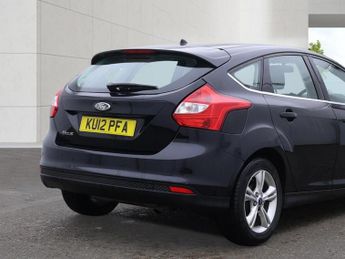 Ford Focus 1.6 Zetec Hatchback 5dr Petrol Powershift Euro 5 (125 ps)