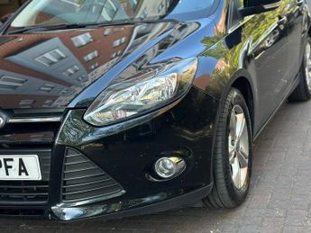 Ford Focus 1.6 Zetec Hatchback 5dr Petrol Powershift Euro 5 (125 ps)