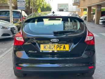 Ford Focus 1.6 Zetec Hatchback 5dr Petrol Powershift Euro 5 (125 ps)