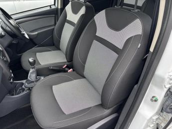 Dacia Duster 1.5 dCi Laureate SUV 5dr Diesel Manual Euro 6 (s/s) (110 ps)