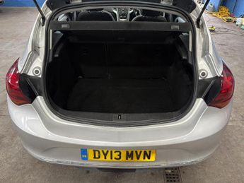 Vauxhall Astra 1.6 16v SRi Hatchback 5dr Petrol Manual Euro 5 (115 ps)