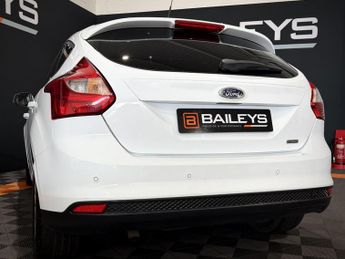 Ford Focus 1.0T EcoBoost Zetec Navigator Hatchback 5dr Petrol Manual Euro 5