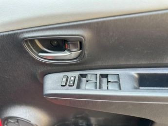 Toyota Yaris 1.5 VVT-h Trend Hatchback 5dr Petrol Hybrid CVT Euro 5 (101 ps)