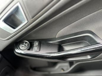 Ford Fiesta 1.6 Titanium Hatchback 5dr Petrol Powershift Euro 5 (105 ps)