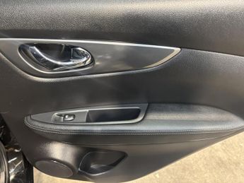 Nissan Qashqai 1.3 DIG-T N-Connecta SUV 5dr Petrol Manual Euro 6 (s/s) (160 ps)