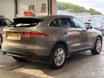 Jaguar F-PACE 2.0 D180 Portfolio SUV 5dr Diesel Auto AWD Euro 6 (s/s) (180 ps)