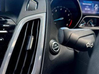 Ford Focus 1.6 Titanium Hatchback 5dr Petrol Powershift Euro 5 (125 ps)