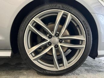 Audi A6 Avant 2.0 TDI ultra Black Edition Estate 5dr Diesel S Tronic Euro 6 (s