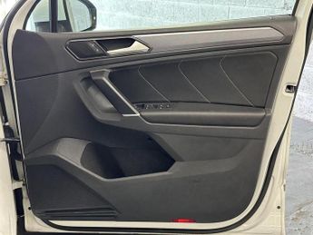 Volkswagen Tiguan 2.0 TDI R-Line SUV 5dr Diesel DSG 4Motion Euro 6 (s/s) (150 ps)